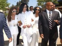 Trial-Photos-August-2004-August-16th-2004-michael-jackson-10130502-410-307.jpg