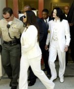 Trial-Photos-August-2004-August-16th-2004-michael-jackson-10130495-342-409.jpg