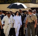 Trial-Photos-August-2004-August-16th-2004-michael-jackson-10130475-410-392.jpg