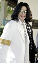 Trial-Photos-August-2004-August-16th-2004-michael-jackson-10130449-251-409.jpg