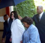 Trial-Photos-August-2004-August-16th-2004-michael-jackson-10130428-409-395.jpg