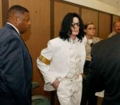 Trial-Photos-August-2004-August-16th-2004-michael-jackson-10130417-410-358.jpg