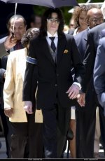 Trial-Photos-June-2005-June-1-2005-michael-jackson-11318662-534-819.jpg