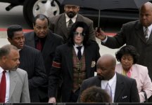 Trial-Photos-June-2005-June-2-2005-michael-jackson-11318751-819-571.jpg