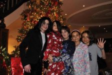 Michael-Jackson-with-his-kids-Blanket-Jackson-Paris-Jackson-and-Prince-Jackson-michael-jackson...jpg