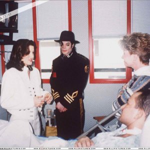 Various-Michael-Lisa-Marie-visit-St-Jude-Children-Hospital-michael-jackson-7637598-1200-800.jpg