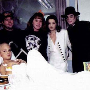 Various-Michael-Lisa-Marie-visit-St-Jude-Children-Hospital-michael-jackson-7637618-467-329.jpg