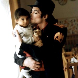 MJ-and-children-michael-jackson-10762079-950-1462.jpg