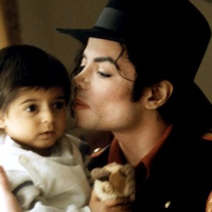 michael-jackson-sick-children.jpg