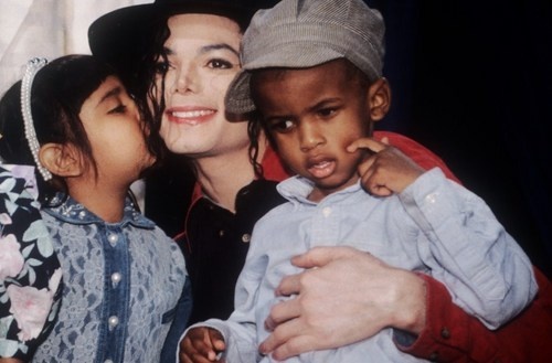 Humanitarian-michael-jackson-41509943-500-329.jpg