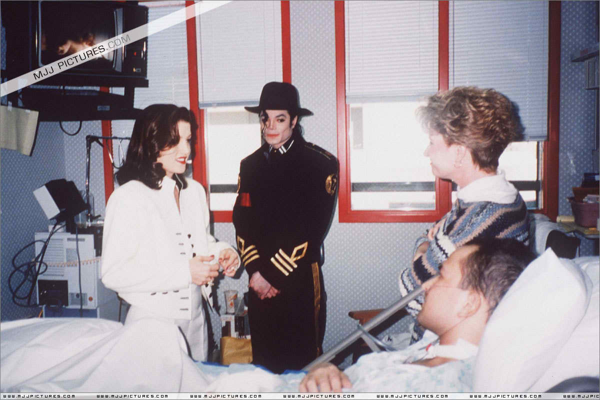 Various-Michael-Lisa-Marie-visit-St-Jude-Children-Hospital-michael-jackson-7637598-1200-800.jpg