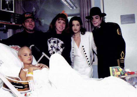 Various-Michael-Lisa-Marie-visit-St-Jude-Children-Hospital-michael-jackson-7637618-467-329.jpg